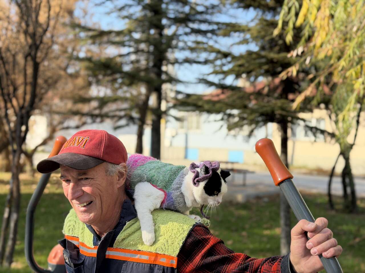 Omzundaki kediyle 65 şehir gezdi! Konya rotasından sonra şimdi Selanik’i hedefliyor 4